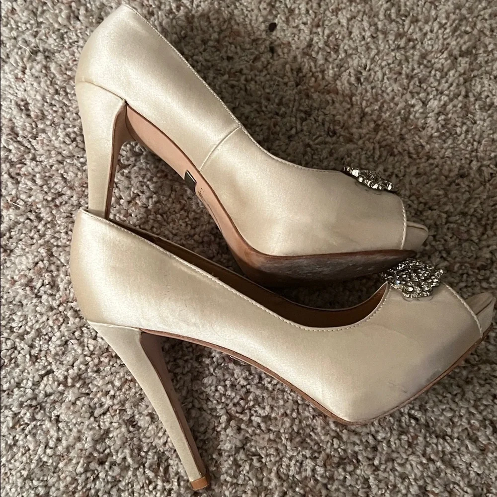 Badgley Mischka Women’s Goodie Vansat Champagne Satin Shoes Heels Size 7.5